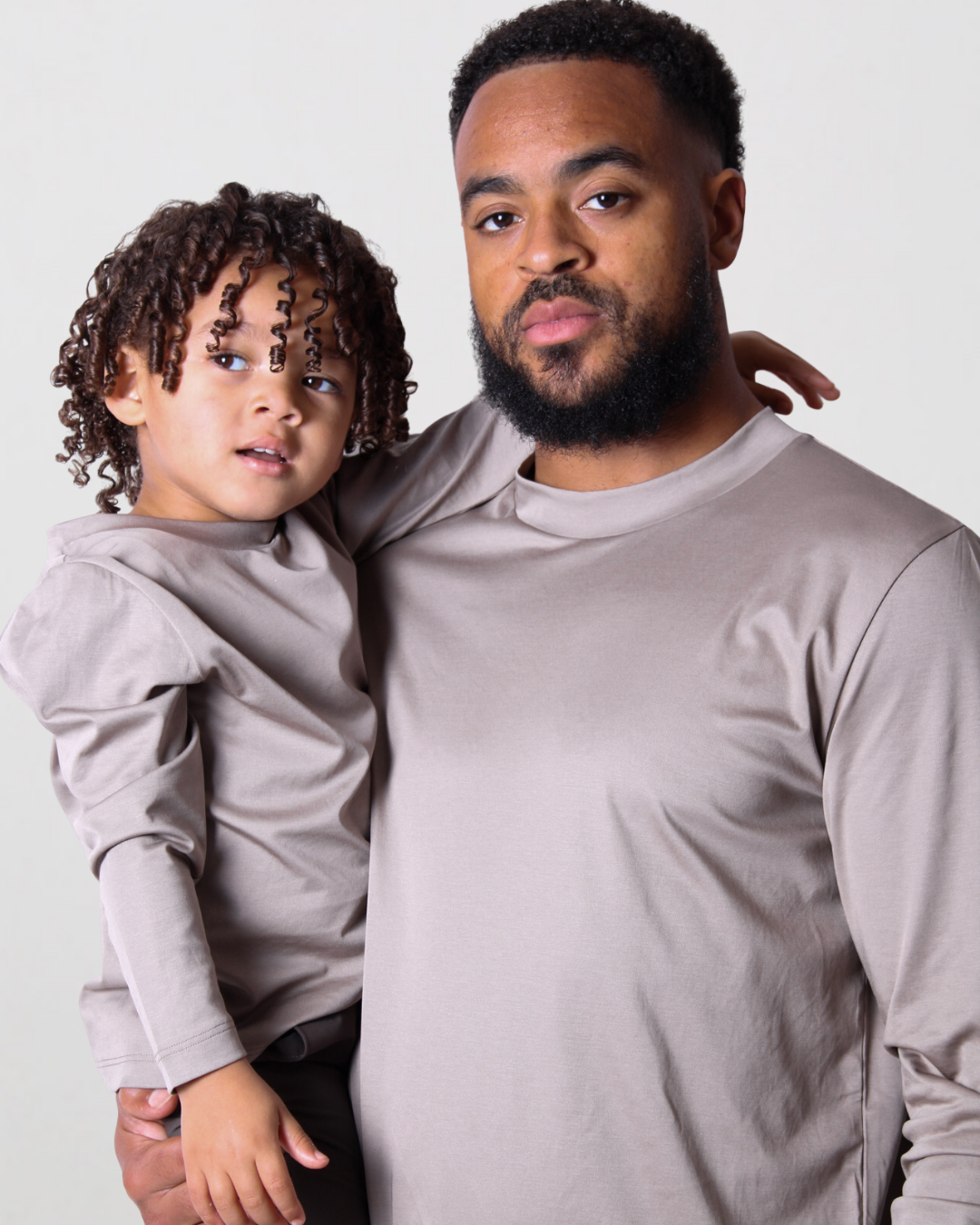 Vader en zoon in beige longsleeves