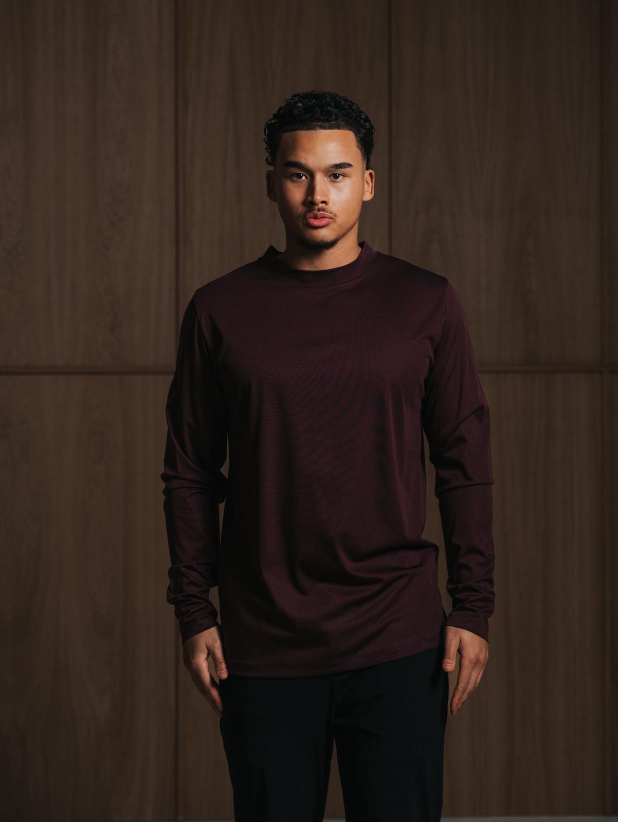 Man in Glans longsleeve, Rouge Sombre
