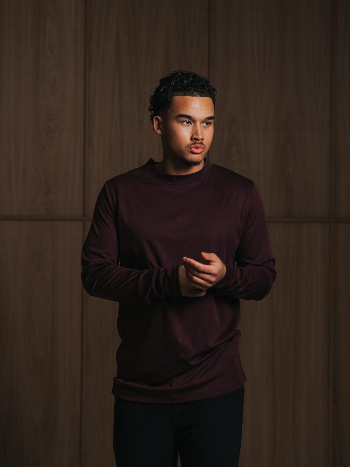 Man in Glans longsleeve, Rouge Sombre